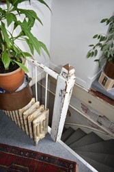 <p>Trapgat en traphek van de trap naar de tweede verdieping van de woning Harm Smeengekade 7a, daterend uit het begin van de vorige eeuw. Het trapportaal is opgebouwd uit holle bakstenen bouwelementen.  </p>
